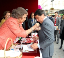 Doña Sofía coloca el distintivo al presidente de la Comunidad de Madrid, Ignacio González