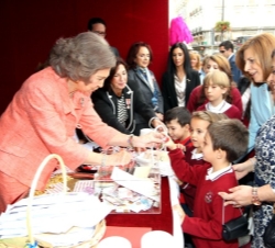 Su Majestad la Reina Doña Sofía con unos niños que acudieron a colaborar con Cruz Roja