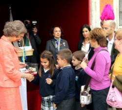 Su Majestad la Reina Doña Sofía con unos niños que acudieron a colaborar con Cruz Roja