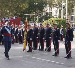 Su Majestad el Rey pasa revista al Batallón de la Guardia Real que rinde honores