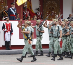 Compañía de la Legión a su paso por la Tribuna Real durante el desfile militar