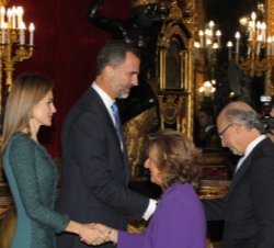 Su Majestad el Rey es saludado por el ministro de Hacienda y Administraciones Públicas, Cristóbal Montoro, con motivo de la Fiesta Nacional