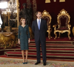 Sus Majestades los Reyes en el Salón del Trono, del Palacio Real de Madrid, antes de comenzar la recepción con motivo de la Fiesta Nacional