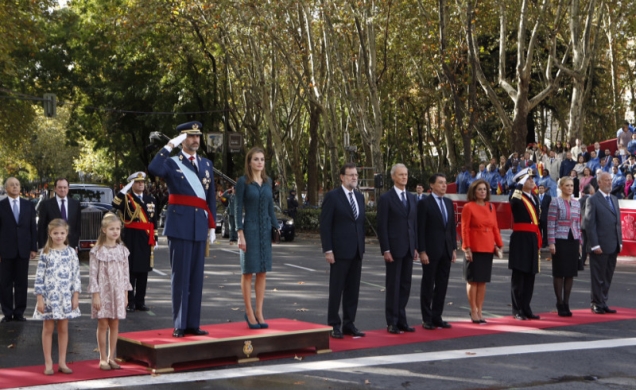 Sus Majestades los Reyes, acompañados de sus hijas, Su Alteza Real la Princesa de Asturias y Su Alteza Real la Infanta Doña Sofía, y las autoridades a