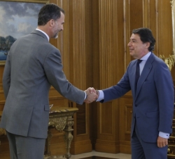 Don Felipe recibe el saludo del presidente de la Comunidad de Madrid, Jaime Ignacio González González