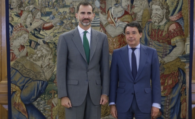 Su Majestad el Rey junto al presidente de la Comunidad de Madrid, Jaime Ignacio González González