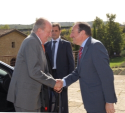 Su Majestad el Rey Don Juan Carlos recibe el saludo del presidente de la Comunidad Autónoma de La Rioja, Pedro Sanz Alonso, a su llegada al Castillo d