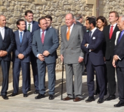 Don Juan Carlos acompañado por las autoridades asistentes al acto 