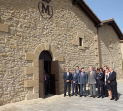 Don Juan Carlos en la entrada del Castillo de YGay, acompañado por las autoridades presentes en el acto