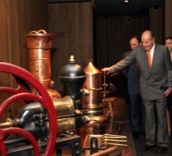 Don Juan Carlos observa algunas de las máquinas antiguas de la Bodega