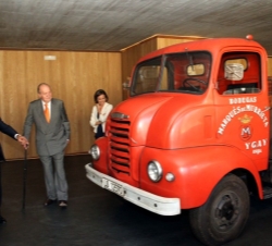 Su Majestad el Rey Don Juan Carlos observa uno de los antiguos camiones que utilizaba la Bodega Marqués de Murrieta para la distribución
