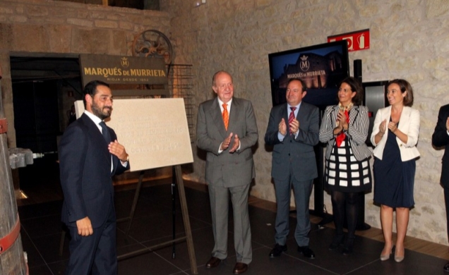 Don Juan Carlos descubre una placa conmemorativa de su visita
