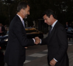 Su Majestad el Rey recibe el saludo del ministro de Industria, Energía y Turismo, José Manuel Soria