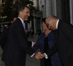 Don Felipe recibe el saludo del presidente de Abertis, Salvador Alemany