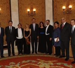 Don Felipe junto al director de la orquesta y solistas participantes en el concierto ofrecido con ocasión del acto central conmemorativo del 25º anive