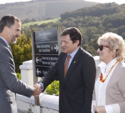 Su Majestad el Rey recibe el saludo del presidente del Príncipado de Asturias a su llegada a Boal