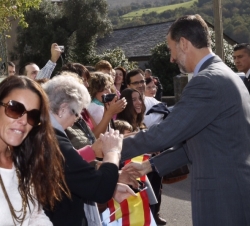 Su Majestad el Rey saluda a los vecinos de Boal que les recibieron a su llegada al municipio asturiano