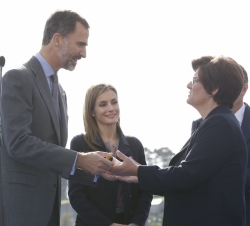 Don Felipe en presencia de Doña Letizia entrega el premio al Pueblo Ejemplar a la presidenta de la Asociación Cívica de Naturales, Vecinos y Amigos de