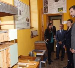 Don Felipe y Doña Letizia durante su visita a la Casa de la Apicultura de Boal