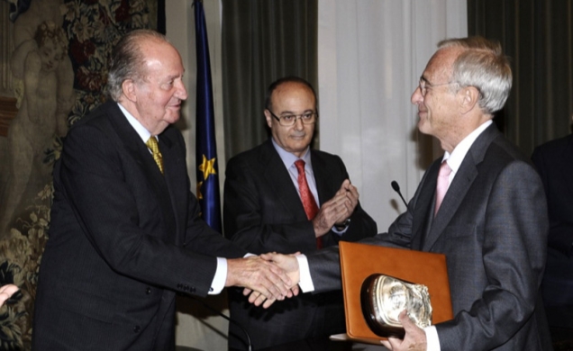 Don Juan Carlos hace entrega del "Premio de Economía Rey Juan Carlos" a D. Agustín Maravall Herrero