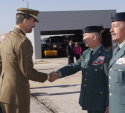 Su Majestad el Rey saluda al director adjunto operativo de la Guardia Civil, teniente general Cándido Cardiel Ojer