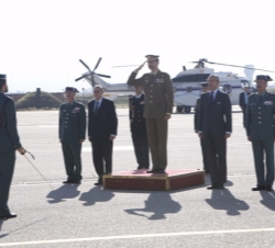 Don Felipe recibe honores de ordenaza a su llegada a la Base Aérea de Torrejón
