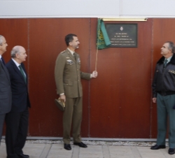 Su Majestad el Rey descubre la placa conmemorativa de su visita a las instalaciones