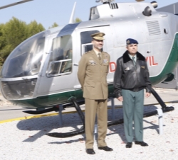 Don Felipe junto al jefe del Servicio Aéreo de la Guardia Civil, Manuel Contreras Santiago