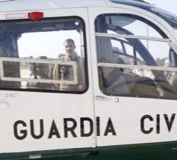 Don Felipe frente a uno de los helicópteros de la Guardia Civil durante su visita