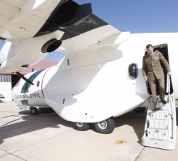 Don Felipe desciende de una de las aeronaves de la Guardia Civil durante su visita