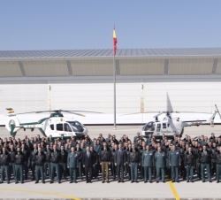 Su Majestad el Rey en la fotografía de grupo al finalizar su visita al Servicio Aéreo de la Guardia Civil