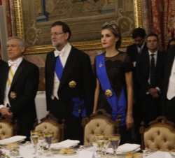 Doña Letizia junto al presidente del Gobierno y el presidente del Congreso de los Diputados, momentos antes de la cena de gala