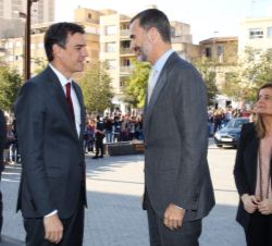 Don Felipe conversa con el secretario general del Partido Socialista Obrero Español, Pedro Sánchez, en presencia de la ministra de Empleo y Seguridad 