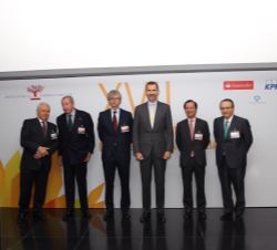 Don Felipe, junto al presidente de KPMG en España, John M. Scott; el consejero delegado del Grupo Santander, Javier Marín; y otras autoridades present