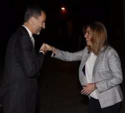 Don Felipe recibe el saludo de la presidenta de la Junta de Andalucía, Susana Díaz