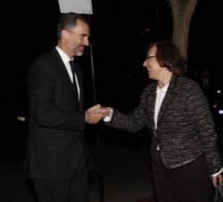 Su Majestad el Rey es recibido por la secretaria de Estado de Comunicación, Carmen Martínez de Castro, a su llegada al Hotel Ritz