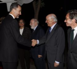 Don Felipe recibe el saludo del presidente del BBVA, Francisco González