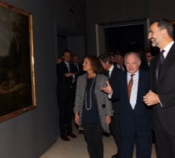 Su Majestad el Rey junto a la alcadesa de Madrid y el comisario de la exposición, recorren la muestra