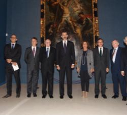 Fotografía de grupo de Su Majestad el Rey con las autoridades y algunos miembros del Patronato de la Fundación Carlos de Amberes