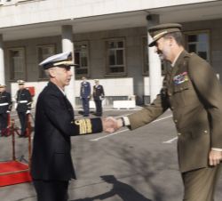Su Majestad el Rey es recibido a su llegada por el jefe del Estado Mayor de la Defensa, almirante general Fernando García Sánchez