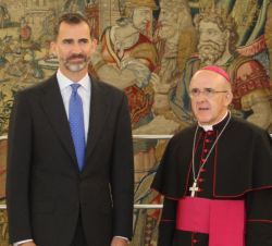 Su Majestad el Rey acompañado por el arzobispo de Madrid, monseñor, Carlos Osoro Sierra