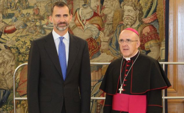 Su Majestad el Rey acompañado por el arzobispo de Madrid, monseñor, Carlos Osoro Sierra