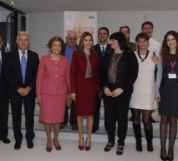 Doña Letizia y la Primera Dama de Portugal, Maria Cavaco Silva, con los representantes españoles de Federación Española de Enfermedades Raras (FEDER) 