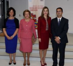 La Reina, con la Primera Dama de Portugal, la presidenta de la Federación de Enfermedades Raras de Portugal, Paula Brito, y el presidente de la Alianz