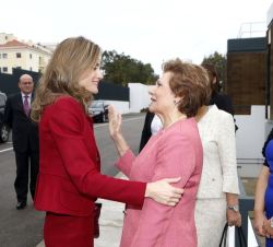 Su Majestad la Reina es recibida a su llegada por Su Excelencia la Primera Dama de Portugal, Maria Cavaco Silva, en presencia de la presidenta de la F