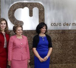 Doña Letizia, con la Primera Dama de Portugal, Maria Cavaco Silva, y la presidenta de la Federación de Enfermedades Raras de Portugal y directora de &
