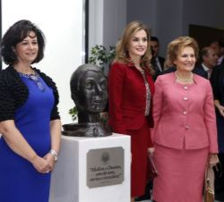 Su Majestad la Reina, con Su Excelencia la Primera Dama de Portugal, Maria Cavaco Silva, y la presidenta de la Federación de Enfermedades Raras de Por
