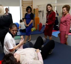 La Reina, con la Primera Dama de Portugal y la directora de "Casa dos Marcos", durante su recorrido por las instalaciones.