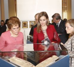 La Reina y la Primera Dama de Portugual, María Cavaco reciben las explicaciones de la comisaria de la exposión, Pilar Benito García
