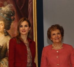 La Reina y la Primera Dama de Portugual, María Cavaco delante de una de las obras pictóricas de la exposión